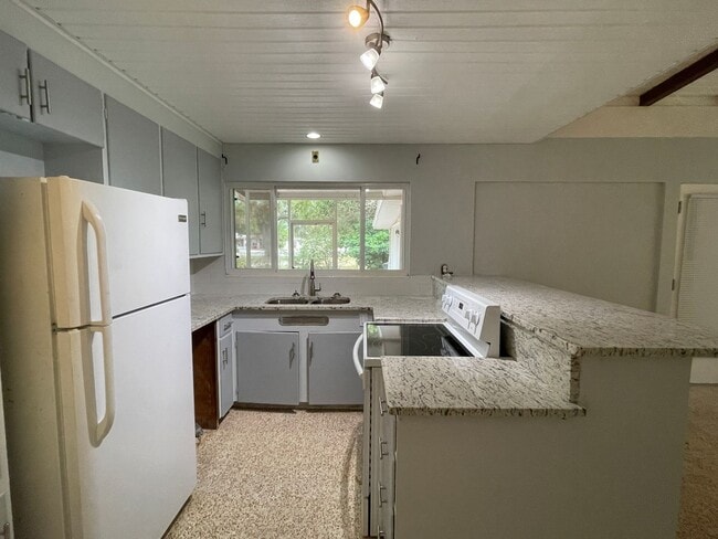 Building Photo - 6346 Beechwood Ave