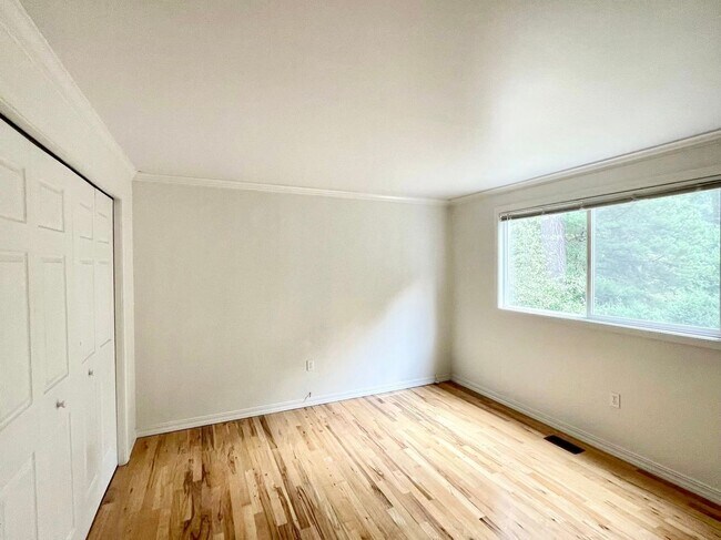 Building Photo - Spacious 5-Bedroom Home in Prime Location
