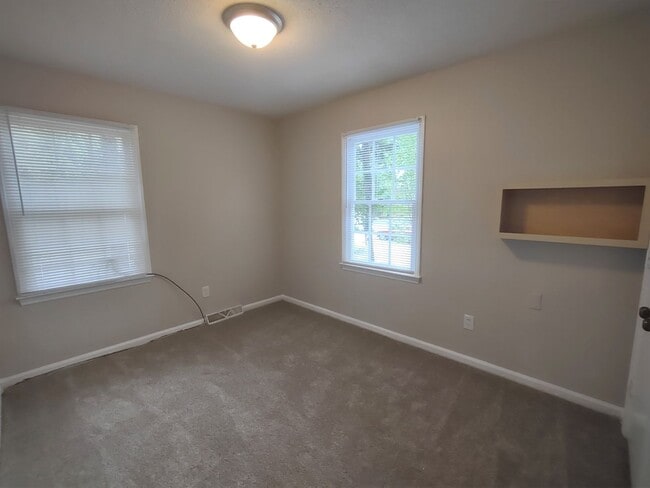 Building Photo - Pristine Duplex Home Located in the Lincol...