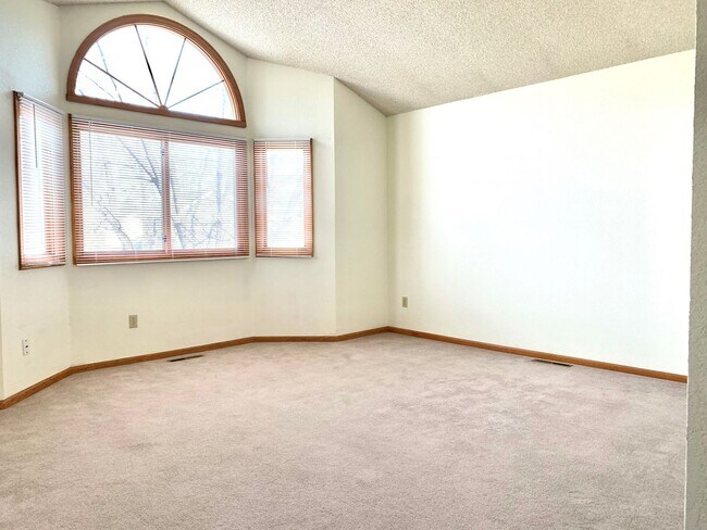 Building Photo - Beautiful & Spacious 4 Bedroom 2.5 Bath Home with 2 Car Attached Garage on Large Lot in South For...