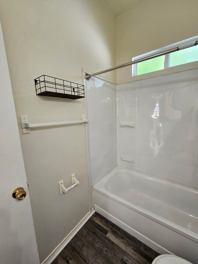 Building Photo - 1015 E 9th S