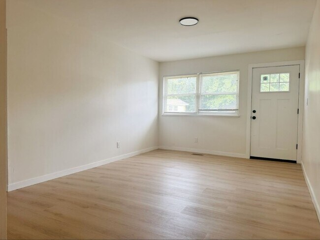 Building Photo - 804-806 N Fairlawn Cir