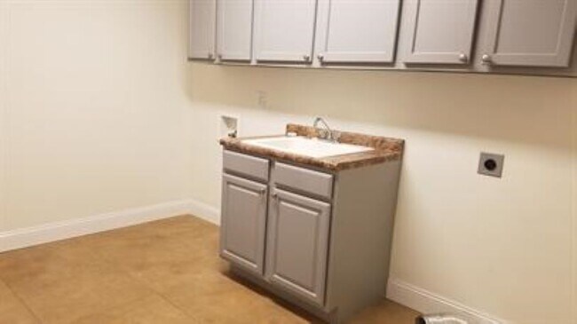 Building Photo - 2108 Cherokee Dr