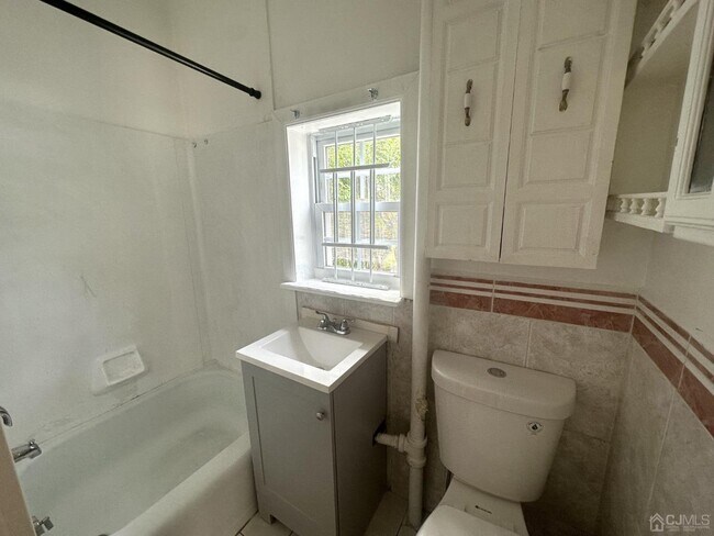 Building Photo - 348 Front St