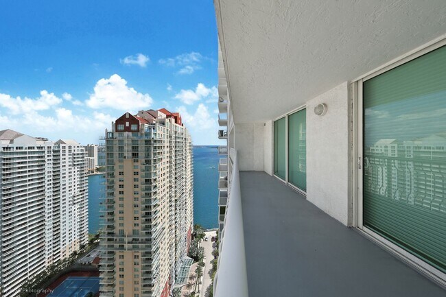 Building Photo - 1 Bed / 1 Bath with Bay Views – Partially Furnished – Brickell – $2,800