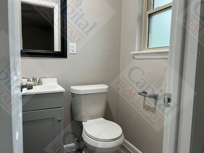 Building Photo - Spacious 3 Bedroom