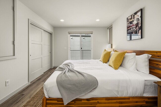 Building Photo - 5210b Brooklyn Ave NE