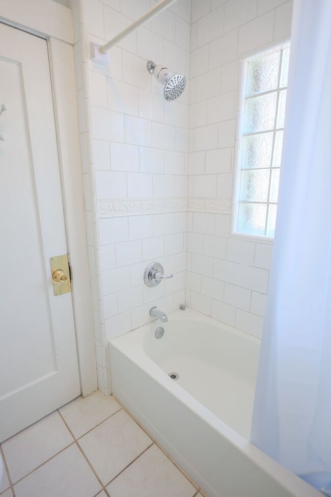 Building Photo - NOW ACCEPTING PETS! ACROSS STREET FROM U OF A!!!