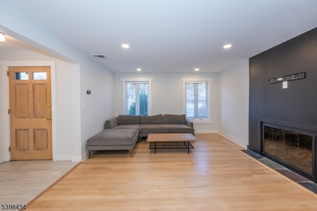 Building Photo - 7 Oak Tree Ln