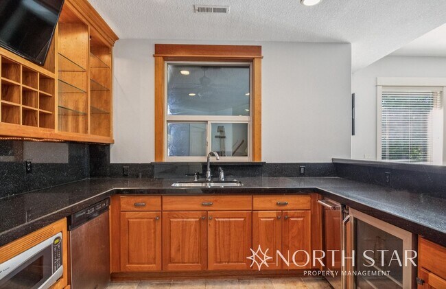 Building Photo - Stunning Bull Mountain Estate