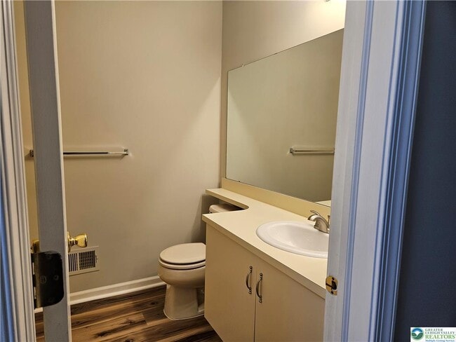 Building Photo - 1876 Mansfield St