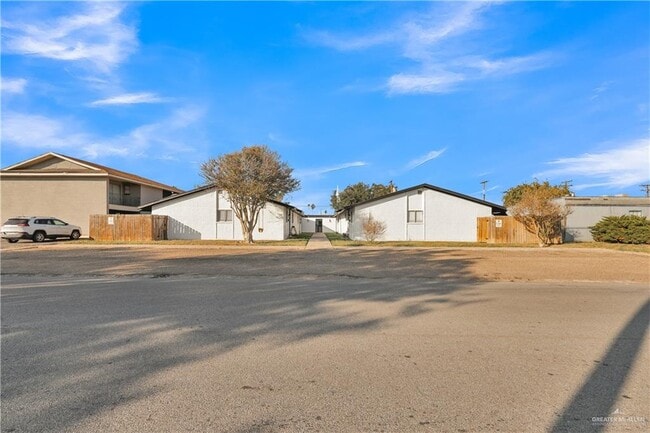 Building Photo - 25 Fern Ave W