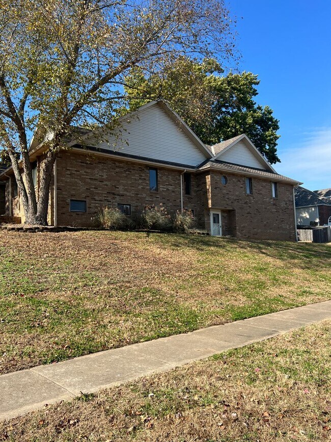 Building Photo - 5 bedroom/3 bath w/mother in law style qua...