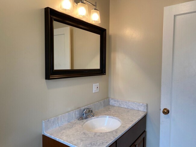 Building Photo - Epic REA-Great 1 BR/1 BA Unit in a S/S Duplex