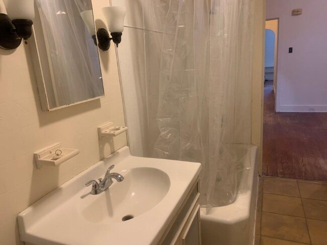 Building Photo - 1st Floor 1 Story 1 Bedroom 1 Bathroom Apa...