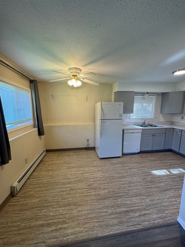 Building Photo - Updated unit in quiet 4-plex