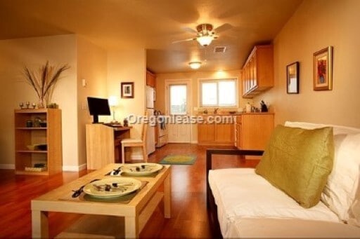 Building Photo - 1 bed 1 bath upstairs apartment near downt...