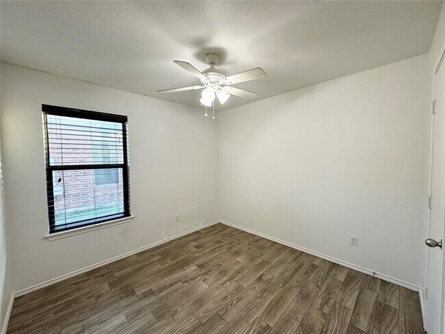 Building Photo - 1152 Hyde Park Dr