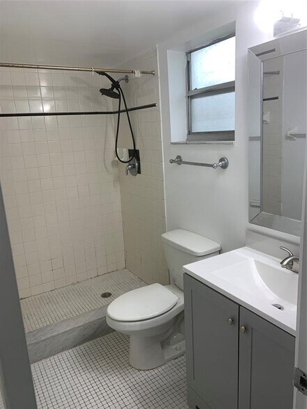 Building Photo - 511 Gardens Dr