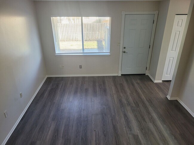 Building Photo - FOR RENT!! CUTE AND COZY 2 BED 1.5 BATH WITH GARAGE (MOVE IN SPECIAL)...