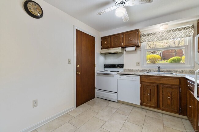 Building Photo - 339 Dunfey Ln