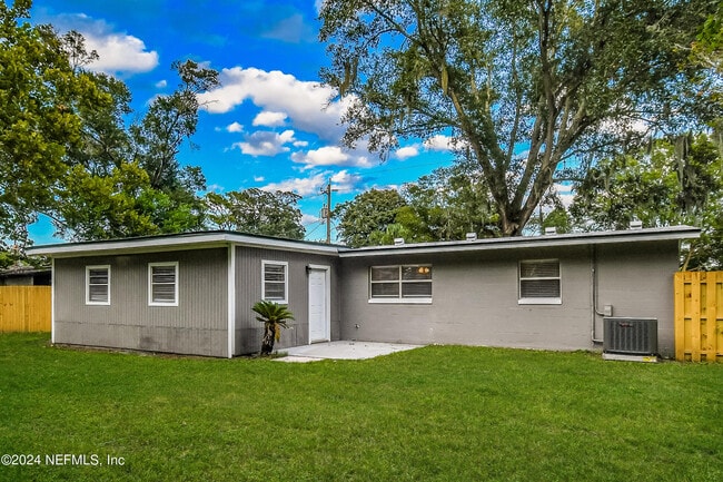 Building Photo - 2436 Lourdes Dr W