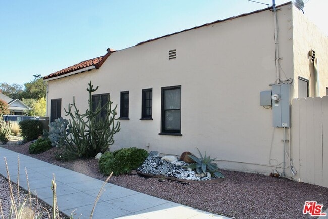 Building Photo - 495 N 8th Ave