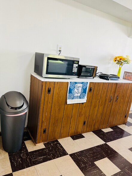 Building Photo - 1405 Pleasant Valley Dr