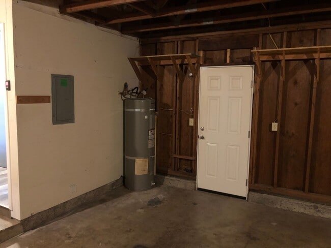 Building Photo - Updated 3 bedroom 1.5 bathroom house in Springfield!