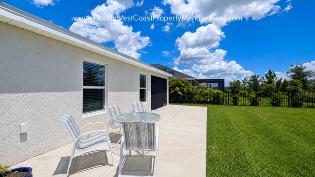 Building Photo - EXCEPTIONAL 3 BEDROOM/2 BATH HOME PLUS LARGE FENCED YARD! LONG TERM LEASE- UNFURNISHED!