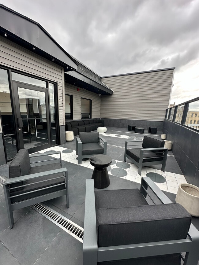 Building Photo - 711 Main Ave