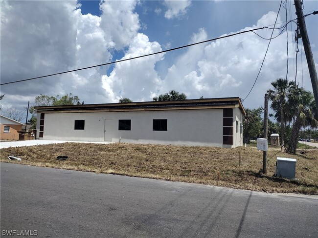 Building Photo - 2015 Carver Ave