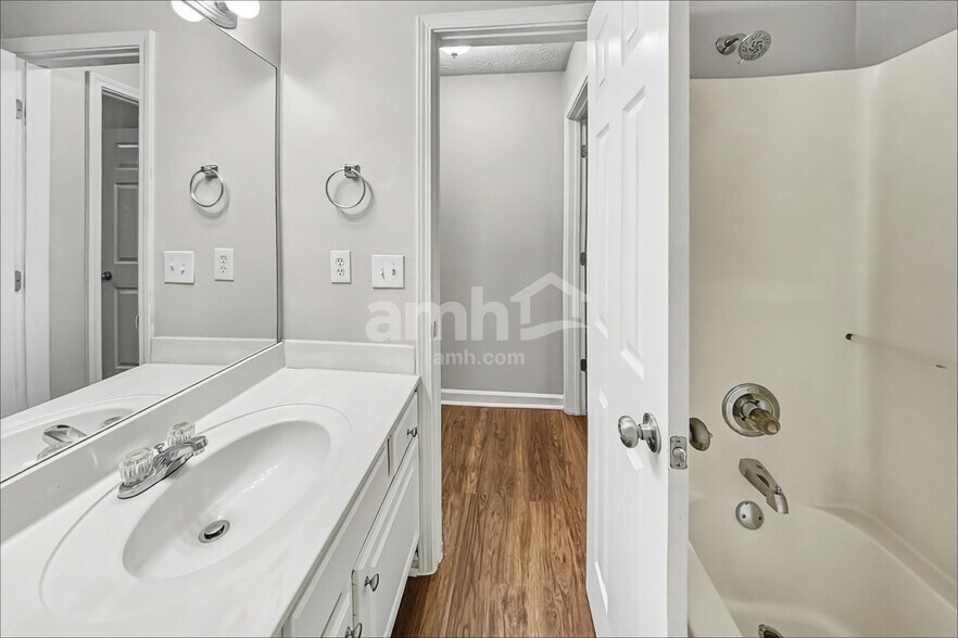 Building Photo - 105 Unity Cove