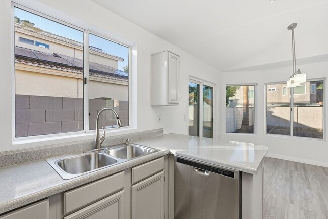 Building Photo - Ready to Move in! Three bedrooms