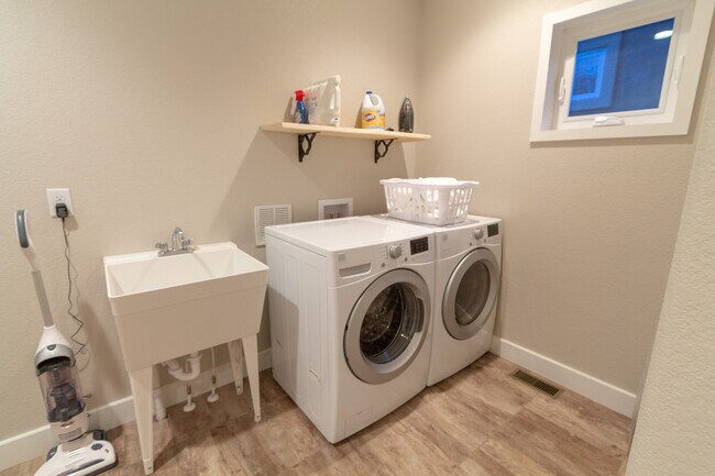 Building Photo - 724 N Walnut St