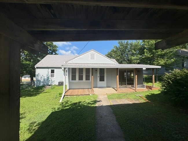 Building Photo - 406 N Armstrong St