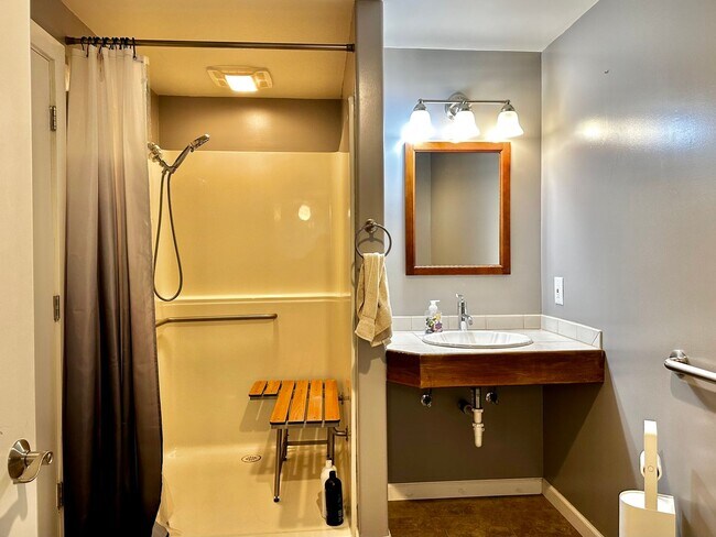 Building Photo - Rare Kent Gem, 3 BR | 3 BA | 2 DEN | 0.41 ...