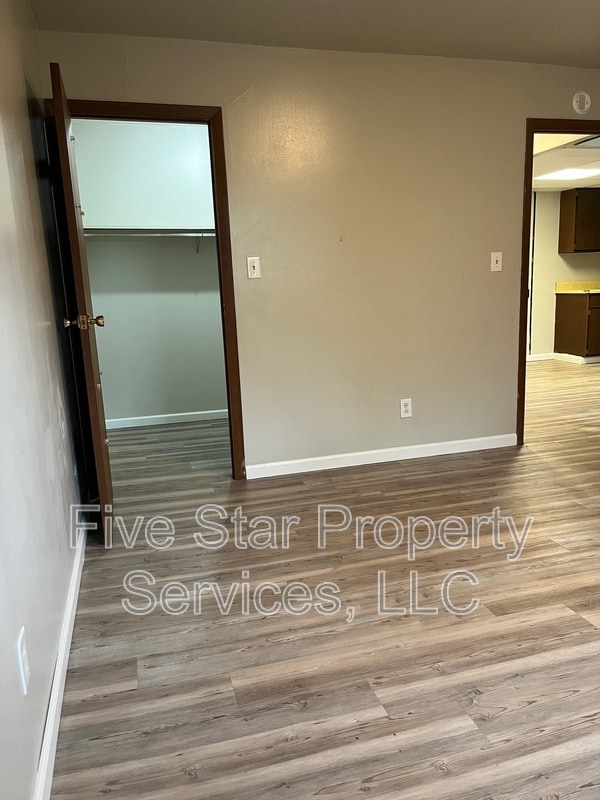 Building Photo - 205 W Allen St