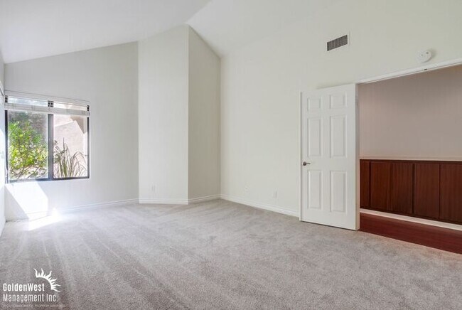 Building Photo - Elegant & Bright 2Bdm 2Ba Home in Vista Va...