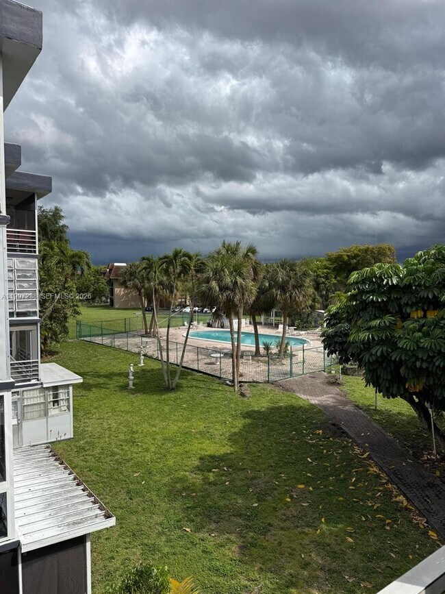 Building Photo - 447 NE 195th St