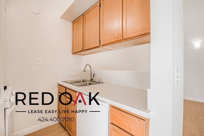 Building Photo - 4651 Cahuenga Blvd