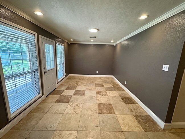 Building Photo - 2312 Lisa Ln