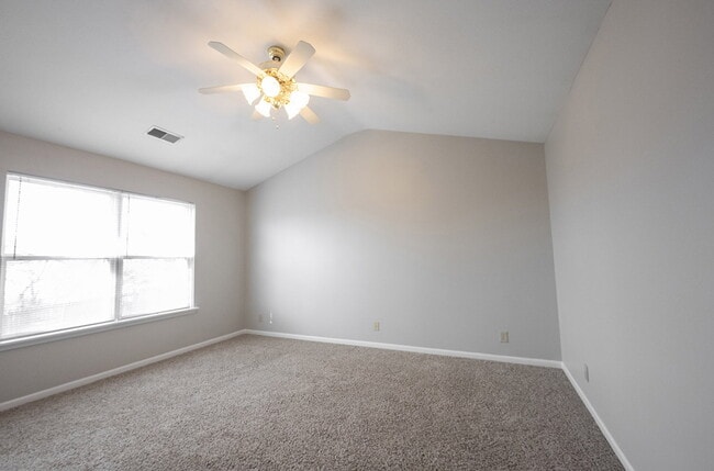 Building Photo - "Spacious 4-Bedroom Retreat with 2.5 Baths...