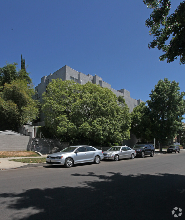 Primary Photo - Roxbury Apartments