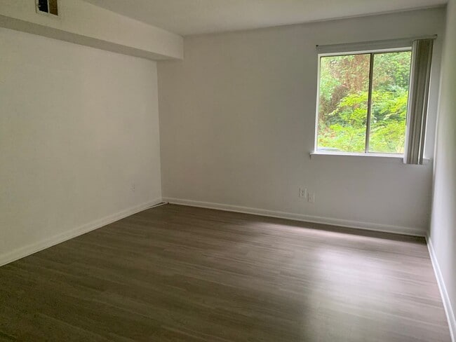 Building Photo - MAY 2025 RENT FREE--LOCATED NEAR CRABTREE-...