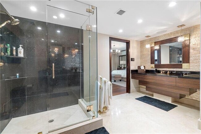 Building Photo - 101 S Fort Lauderdale Beach Blvd