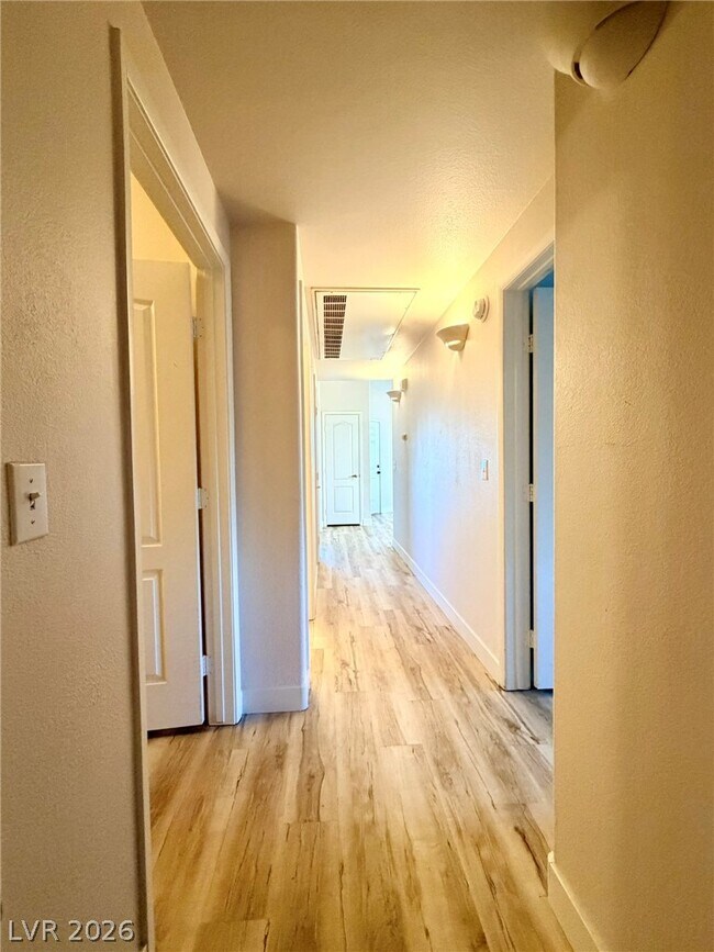 Building Photo - 9901 Trailwood Dr