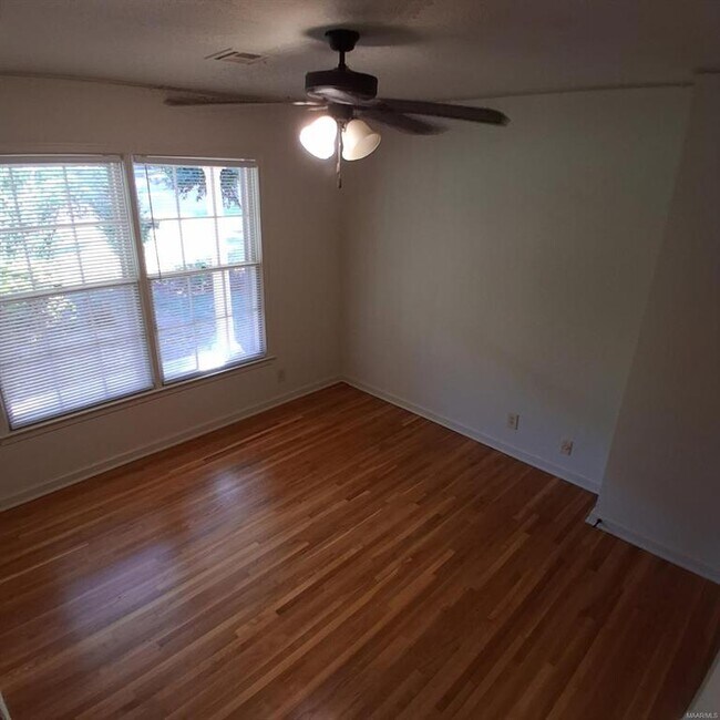 Building Photo - 3733 Royal Crest Dr