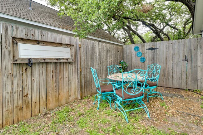 Building Photo - 1208 E 3rd St