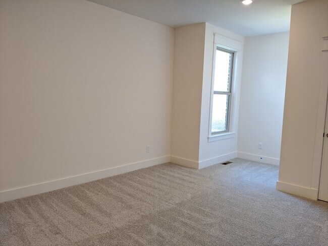 Building Photo - 2001 Largo Ct